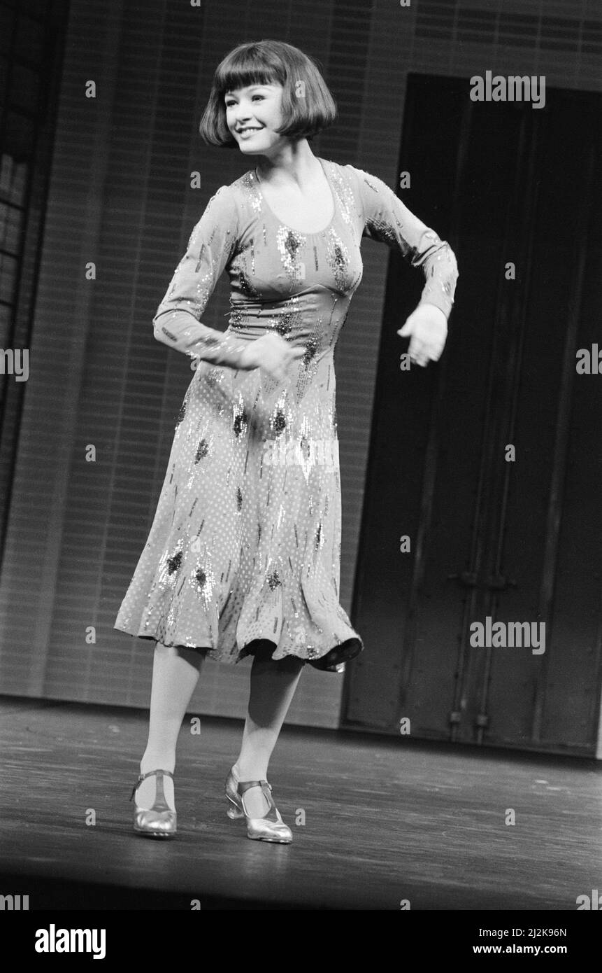 Catherine Zeta Jones balla e gioca la parte di Peggy Sawyer in 42nd Street, che ha aperto nell'aprile 1987 al Theatre Royal Drury Lane di Londra. Nel 1987, quando aveva 17 anni, Zeta-Jones fu scelta come secondo sottostudio all'attrice principale in una produzione West End di 42nd Street. Durante uno degli spettacoli, sia la stella che il primo sottostudio non erano disponibili, e Zeta-Jones è stato chiesto di giocare il ruolo di Peggy Sawyer¿una ragazza coro che diventa una stella. Il produttore è rimasto impressionato dalla sua capacità di agire e le ha permesso di svolgere il ruolo per i prossimi due anni. Jill Gascoine, Foto Stock