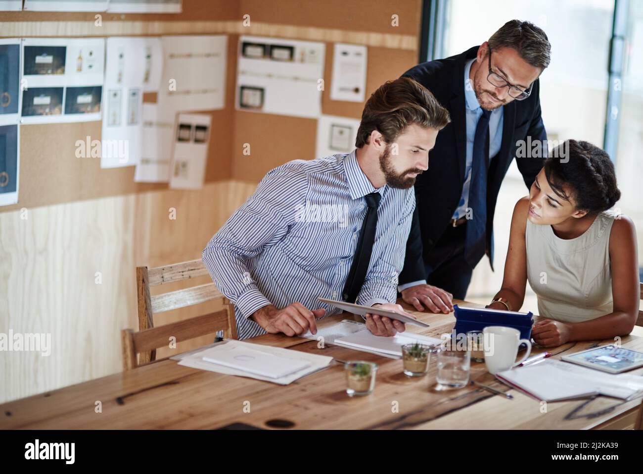 Idea persone in azione. Immagine di un gruppo di colleghi che lavorano insieme in un ufficio. Foto Stock