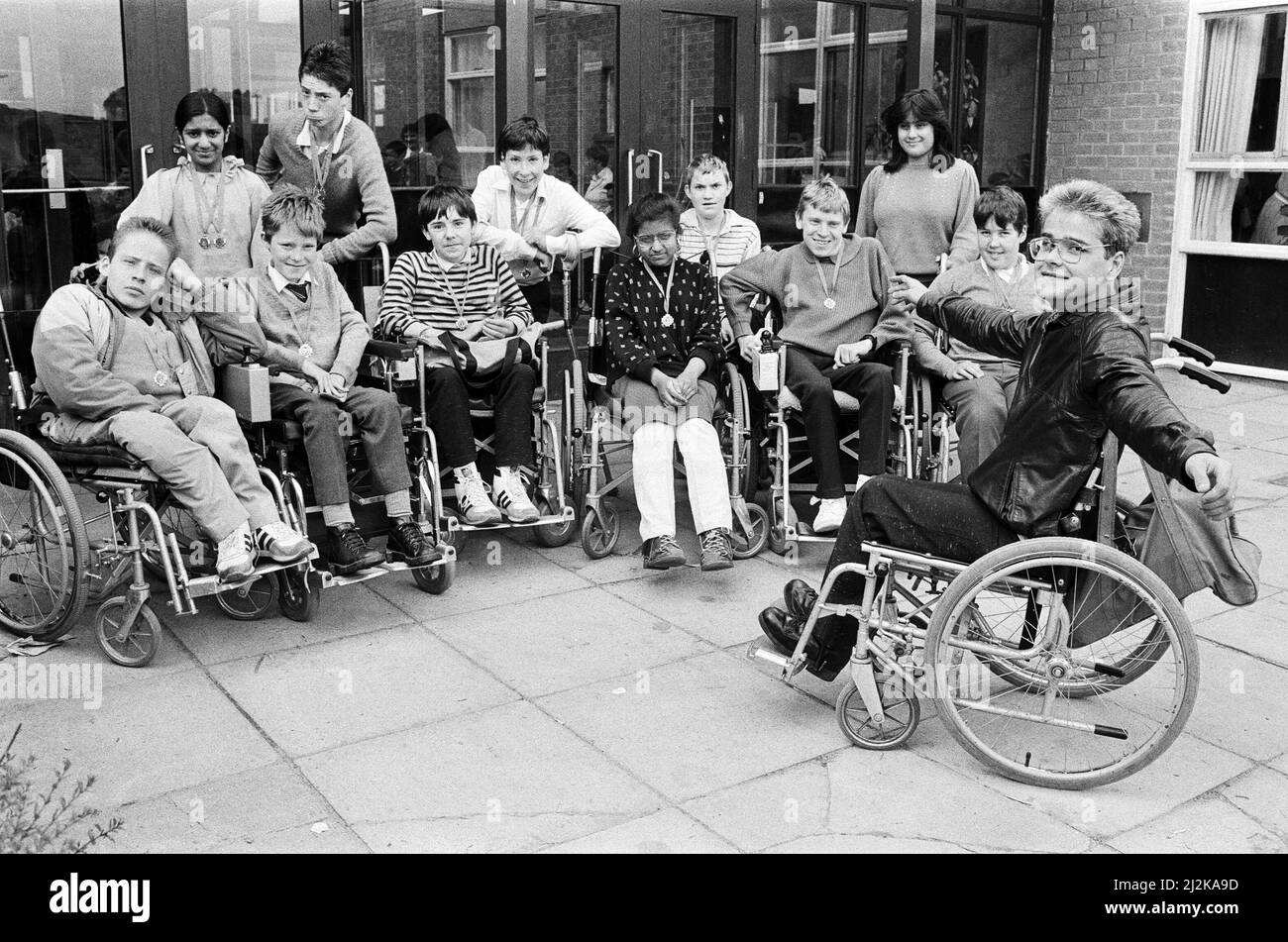 Dieci alunni della Newsome High School rappresenteranno lo Yorkshire e Humberside ai giochi nazionali junior della British Sports Association for the Disabled a Stoke Mandeville dal 1 al 3 luglio. Altri tre allievi hanno anche vinto medaglie ai giochi regionali di Cleckheaton. Gli allievi di successo, con Paul Nunn (100m dash sedia a rotelle, davanti) sono: Fila posteriore (da sinistra) - Shameen Amin (100m a piedi, 100m argenti di corsa), Michael Hirst (100m corsa), Jonathan Adam (60m discussione), Steven Travis (60m dash sedia a rotelle), Aisha Chowdry (100m piedi, discus javelin golds). Fila anteriore - Richard Croft (cruscotto sedia a rotelle 100m), J. Foto Stock