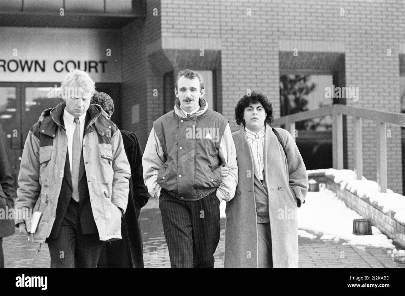 Scene fuori dalla corte della Corona di Leicester dopo che Colin Pitchfork è stato condannato alla prigione a vita dopo aver ammesso gli omicidi separati di Lynda Mann di 15 anni (1983) e Dawn Ashworth di 15 anni (1986), venerdì 22nd gennaio 1988. Fu la prima persona condannata per omicidio sulla base di prove di impronte digitali del DNA, e la prima ad essere catturata come risultato dello screening del DNA di massa. Le nostre immagini mostra ... scene fuori campo. Foto Stock