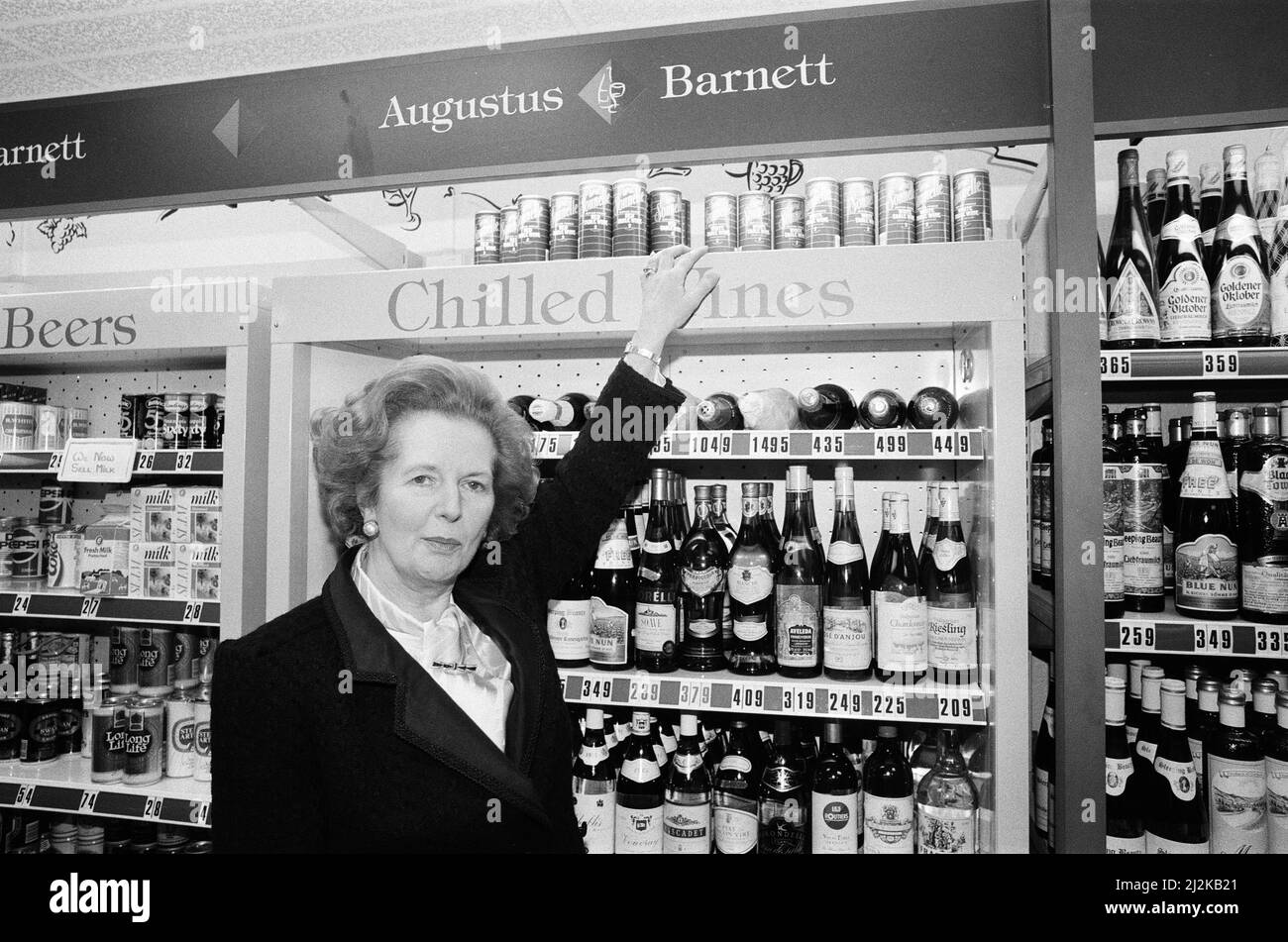 Il primo Ministro Margaret Thatcher ha condotto una campagna a Ealing. 30th maggio 1987. Foto Stock