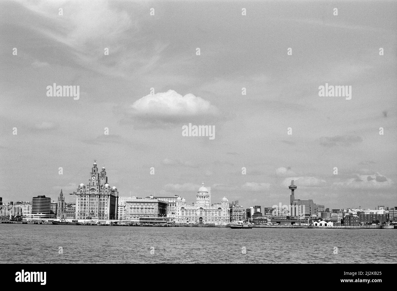 Il Pier Head, una posizione lungo il fiume nel centro della città di Liverpool, Inghilterra. Fa parte del Liverpool Maritime Mercantile City, patrimonio dell'umanità dell'UNESCO. Un trio di monumenti conosciuti collettivamente come le tre grazie, e che comprende il Royal Liver Building, il Cunard Building e il Port of Liverpool Building. 28th luglio 1988. Foto Stock