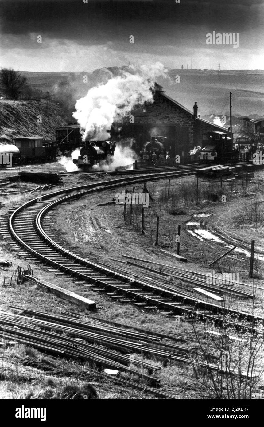 Treni a vapore che lasciano i capannoni a Tanfield Railway il 3rd aprile 1988 Foto Stock