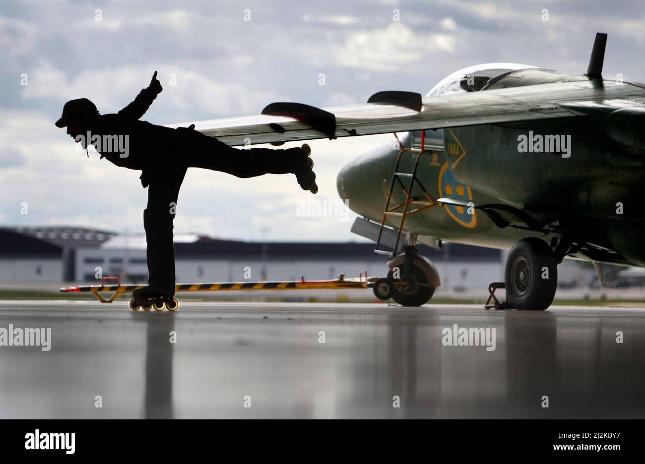 Una nuova opera d'arte alla Malmen Flight School è in mostra. Il nome dell'artista è Simone Aaberg Kaern. Foto Stock