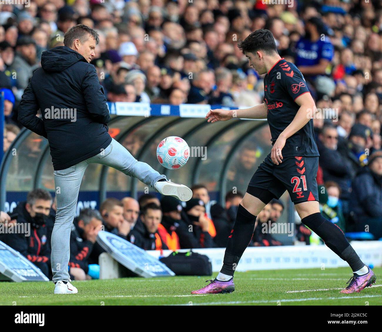 Jesse Marsch manager del Leeds United lancia la palla sul suo piede dopo che esce dal gioco per un tiro Foto Stock