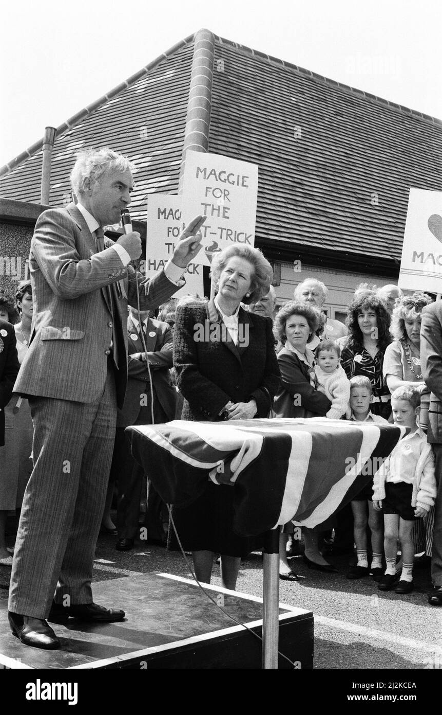 Il primo Ministro Margaret Thatcher ha condotto una campagna a Ealing con Harry Greenway. 30th maggio 1987. Foto Stock