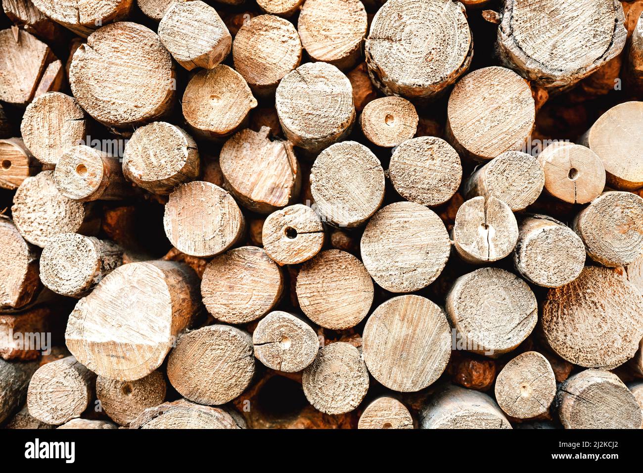 Sfondo testurizzato di tronchi di legno impilati impilati al magazzino pronto per il riscaldamento delle case - concetto di autosussistenza durante i tempi difficili e spese Foto Stock