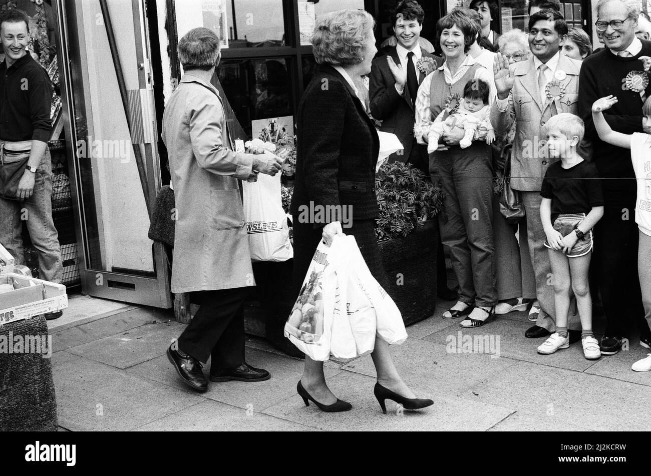 Il primo Ministro Margaret Thatcher ha condotto una campagna a Ealing. 30th maggio 1987. Foto Stock