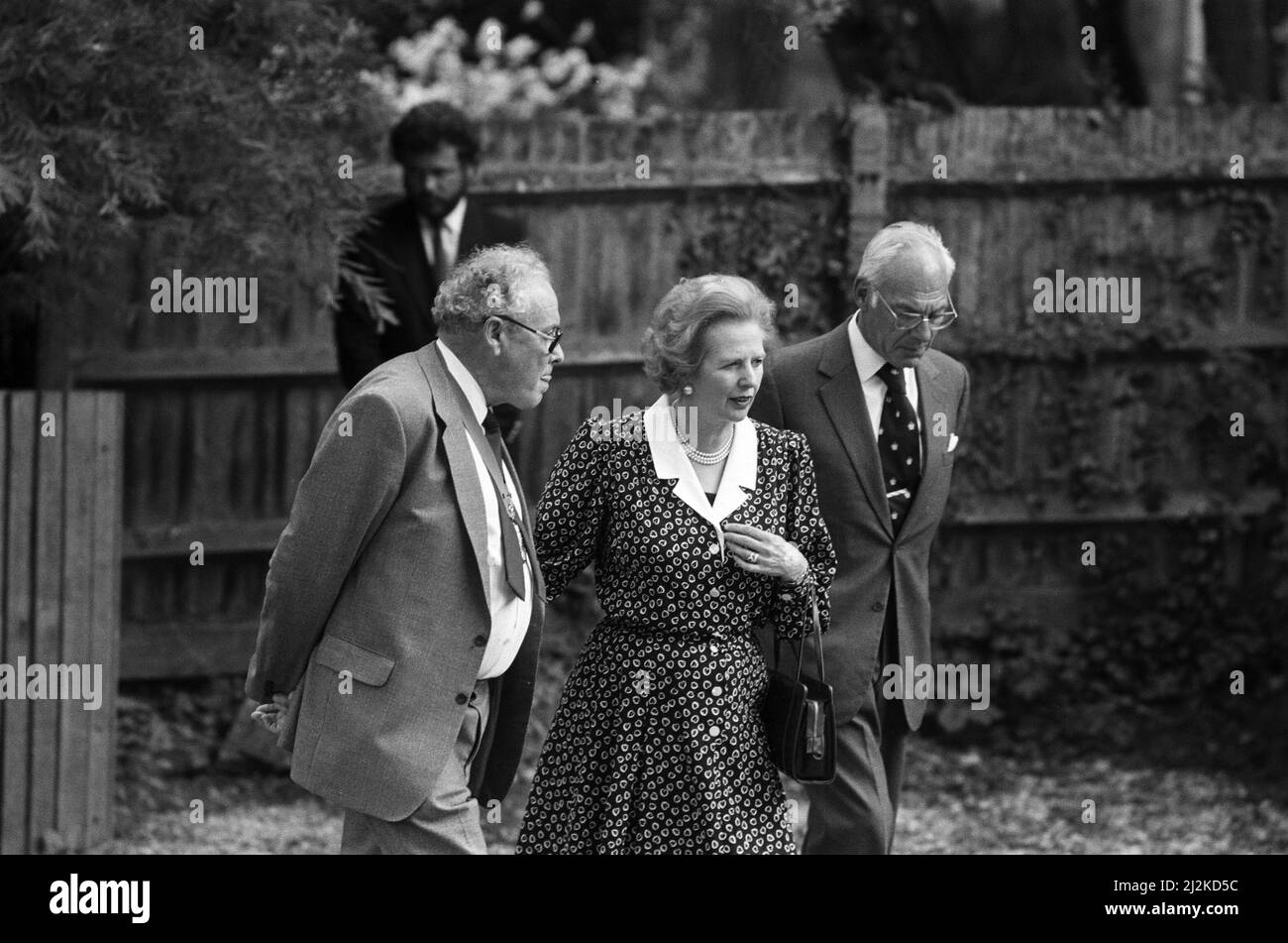 Il primo Ministro Margaret Thatcher visita Hungerford, Berkshire, dopo un assedio di armi nella città il giorno prima. L'evento divenne noto come massacro di Hungerford. 20th agosto 1987. Foto Stock