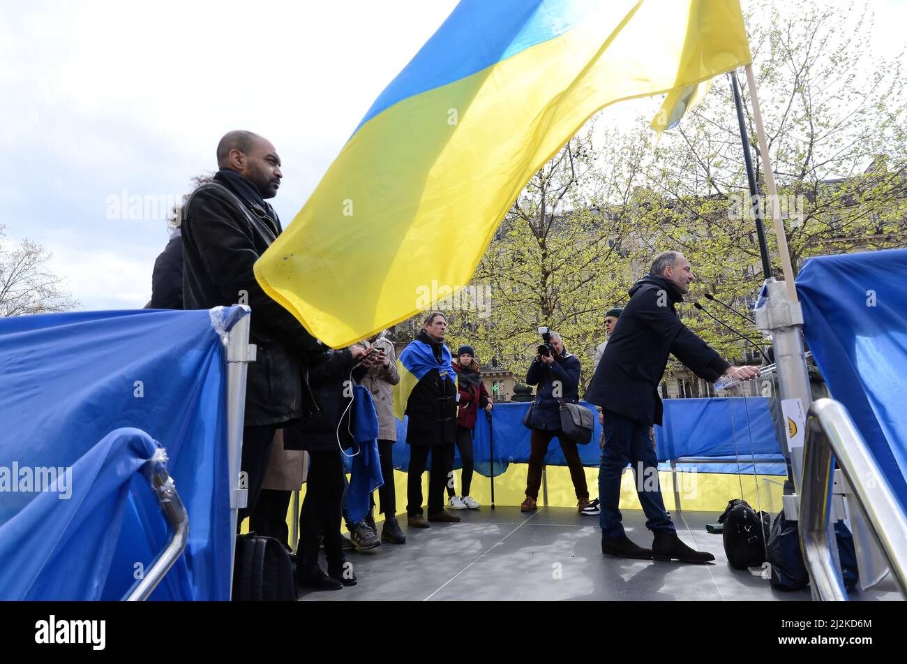 Parigi nuovo raduno a sostegno del popolo ucraino con la partecipazione del deputato europeo Raphaël Glucksmann e Dominique Sopo di SOS Racism Foto Stock