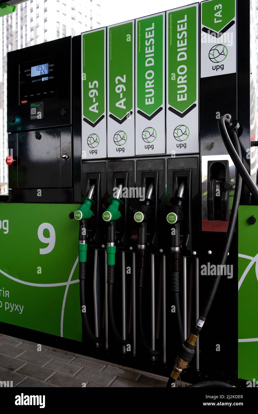 Ucraina, Kiev - 6 agosto 2021: Stazione di benzina Ucraina UPG. A-95, A-92, EURO DIESEL. Vari ugelli del combustibile in una stazione di servizio. Layout primo piano. Rifornimento di benzina, gas, gasolio. Foto Stock