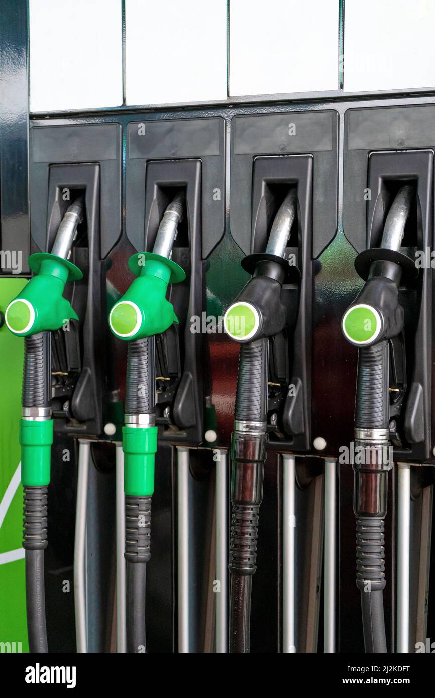 Vari ugelli del combustibile in una stazione di servizio. Layout primo piano. Rifornimento di benzina, gas, gasolio. Foto Stock