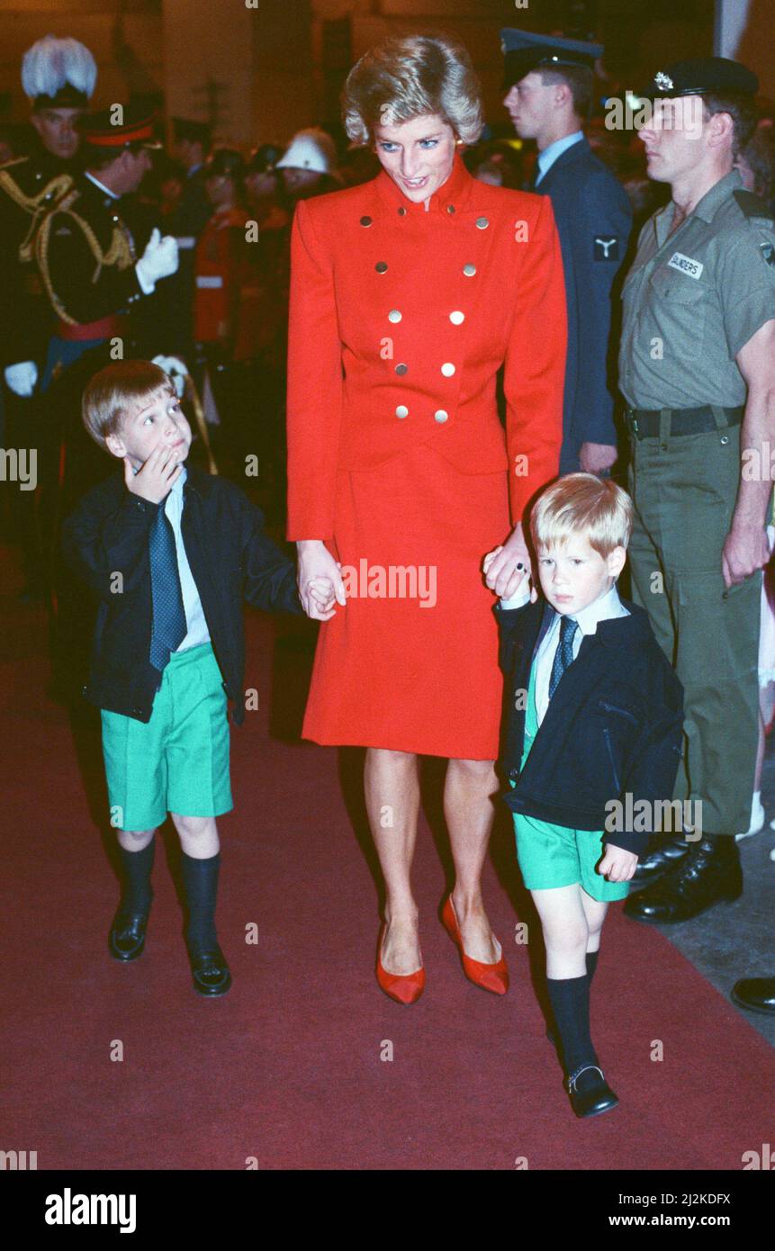 Il Principe Carlo, il Principe del Galles, e la Principessa Diana, la Principessa del Galles, con i loro figli il Principe William (a sinistra) e il Principe Harry (a destra) presento il Torneo reale ad Olympia, Earls Court, a Londra Ovest. Foto scattata il 28th luglio 1988 Foto Stock