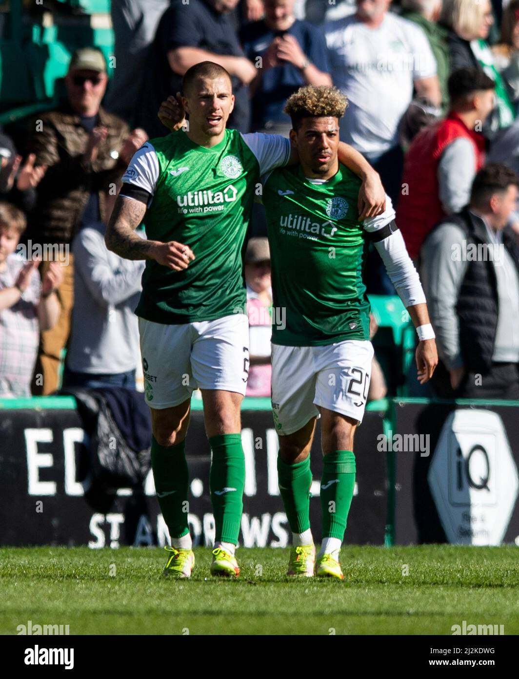 Edimburgo, Regno Unito. 02nd Apr, 2022. Cinch Premiership - Hibernian FC / Dundee United FC 2/4/2022. L'Hibernian ospita il Dundee Utd nella premiership cinch all'Easter Road Stadium di Edimburgo, Midlothian, Regno Unito. PIC mostra: HibsÕ difensore, Harry Clarke, e Winger, Sylvester Jasper, celebrare dopo Clarke equalizza per il lato di casa in 45 1 minuti. Credit: Ian Jacobs/Alamy Live News Foto Stock