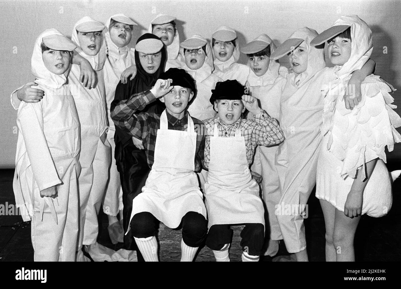 Doffing loro cappellini al 'brutto anatroccolo' della Longroyd Junior School sono Ashley Wormald, a sinistra, e Adrian Teale. Suona Peter e Ashley ha il ruolo di titolo nell'ultimo musical della scuola, basato sulla vita e le opere di Hans Christian Andersen. Sia ieri che oggi le performance dello spettacolo, che è protagonista di 150 bambini di età compresa tra gli otto e i 11 anni, sono esaurite. Insegnante la signora Freda Hiley è produttore musicale. Le esibizioni si svolgono presso la Rastrick High School. 1st aprile 1987. Foto Stock