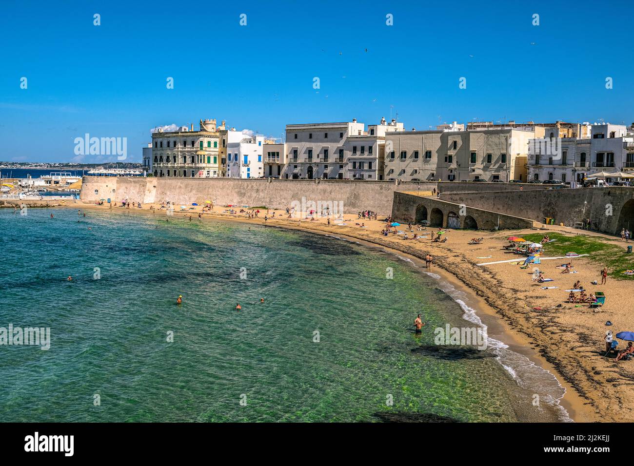 Italia Puglia Gallipoli il centro storico con la spiaggia di Purità Foto Stock