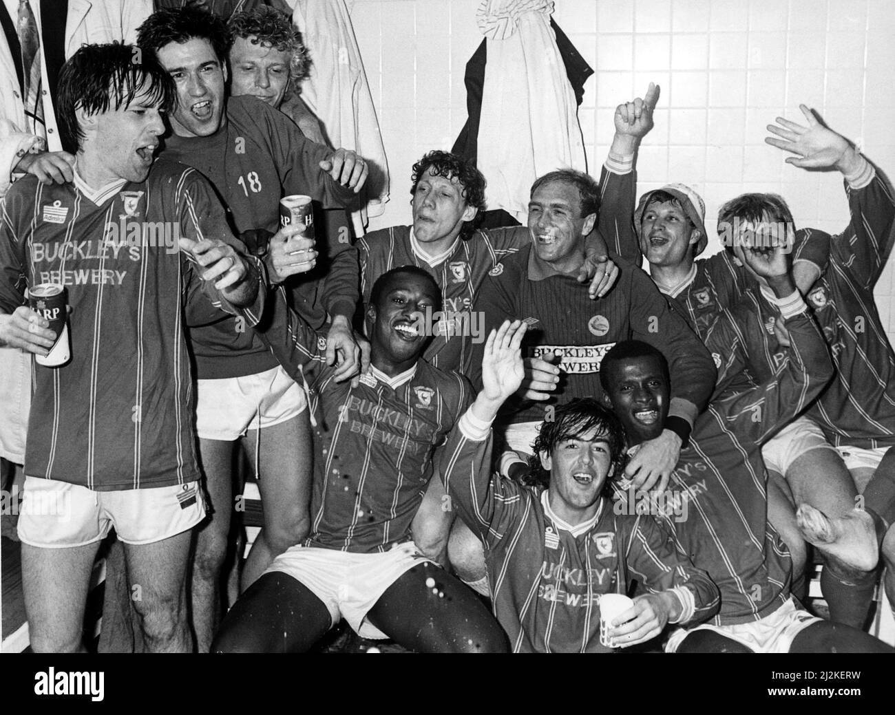 Inglese League Division quattro partite al Ninian Park.Cardiff City 2 contro Crewe Alexandra 0. I giocatori di Cardiff City festeggiano la loro promozione dalla Divisione quattro a tre nello spogliatoio dopo la partita contro Crewe. Back Row da sinistra a destra: Brian McDermott, Mike Ford, Nicky Platnauer, Nigel Stevenson, George Wood Phil Bater, Paul Wheeler. Prima fila: Steve Mardenborough, Mark Kelly e Kevin Bartlett. 2nd maggio 1988. Foto Stock