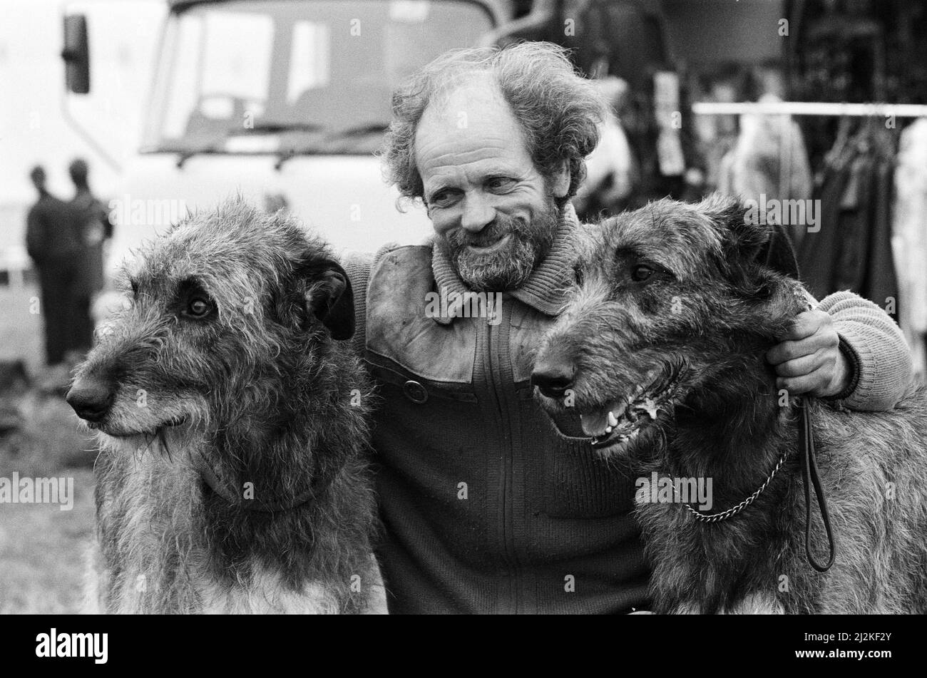 Honley Show. Mostra cani... Bill Jackson con i suoi irlandesi Wolfhounds Rastus e Tryth. 11th giugno 1988. Foto Stock
