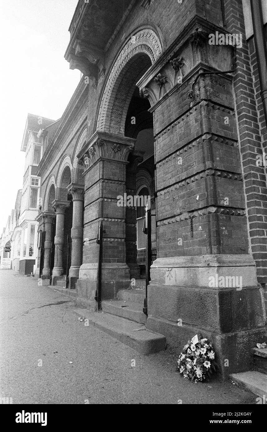 Scene a Hungerford, Berkshire, dopo un assedio pistola in città il giorno prima. L'evento divenne noto come massacro di Hungerford. Tributo floreale al Municipio di Hungerford. 20th agosto 1987. Foto Stock