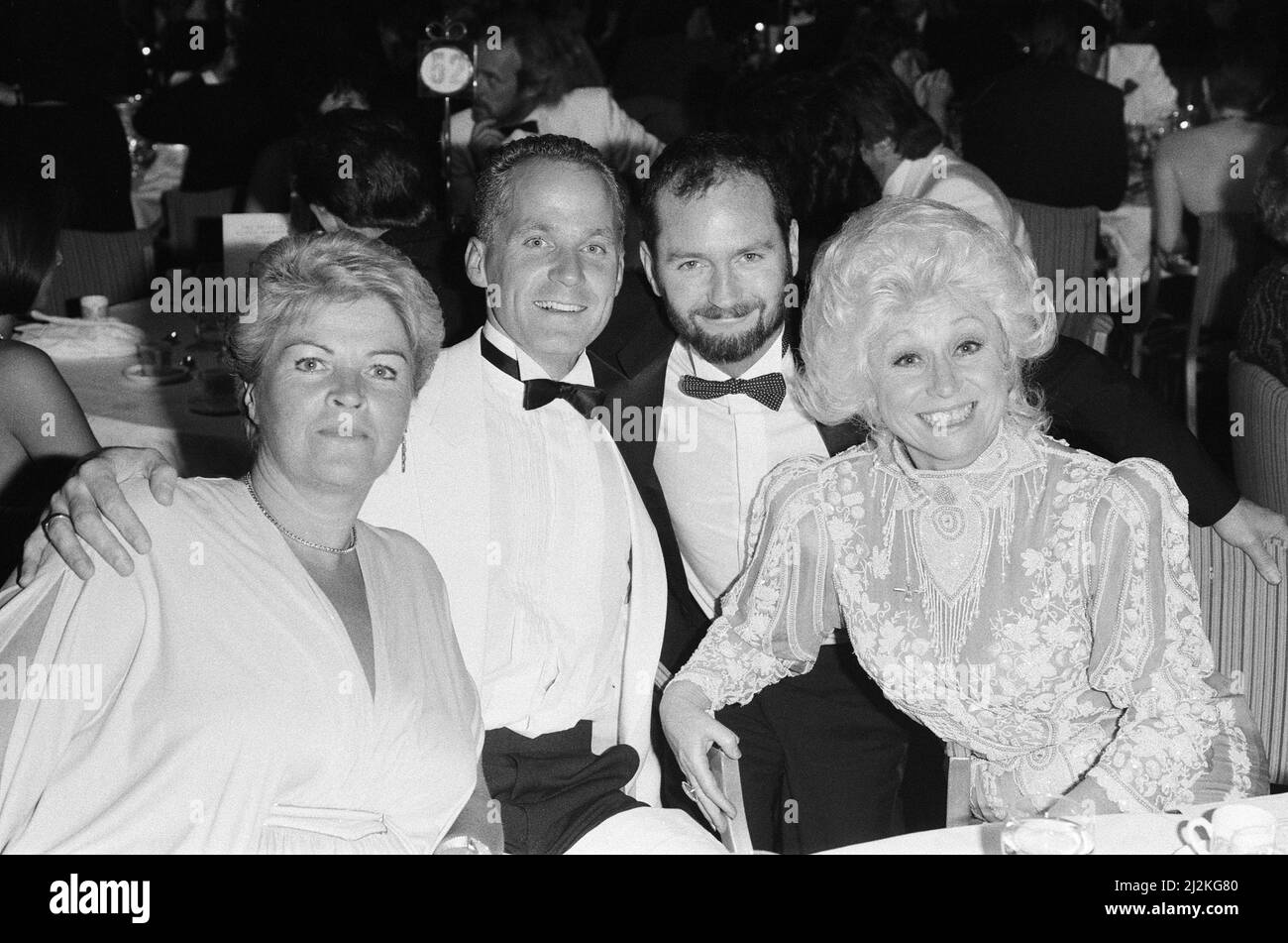 Mirror British Music Video Awards, Londra, martedì 6th ottobre 1987. I nostri spettacoli di foto ... (Da sinistra alla luce) Pam St Clement, Michael Cashman, Kenny Everett e Barbara Windsor. Foto Stock