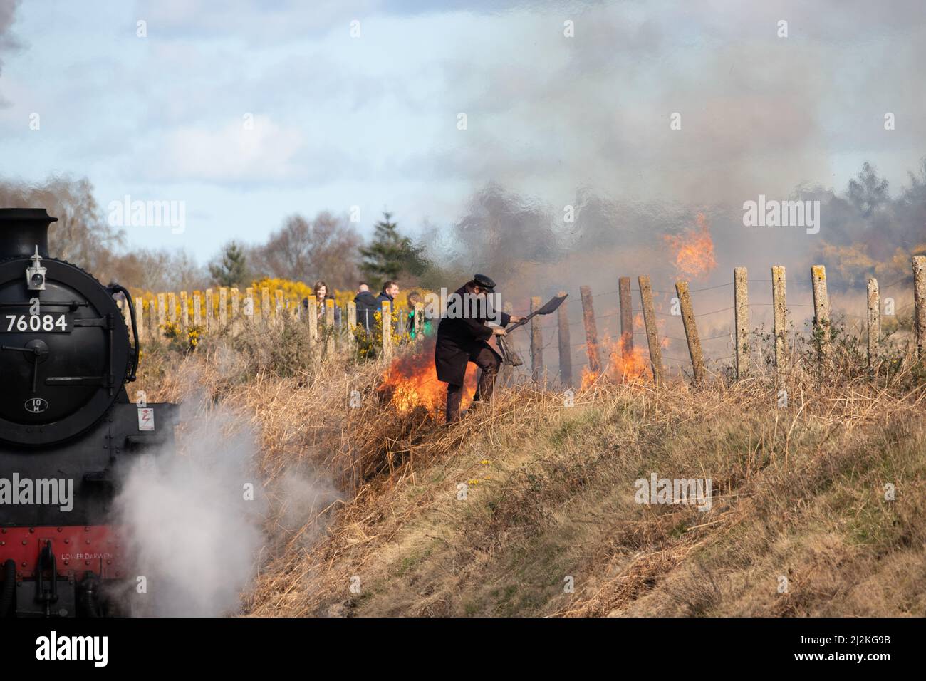 Weybourne, Regno Unito – Aprile 2nd 2022: Fuoco di terrapieno a Kelling Heath durante l'evento di gala di primavera sul North Norfolk Poppy Line Credit: Richard o'Donoghue/Alamy Live News Foto Stock