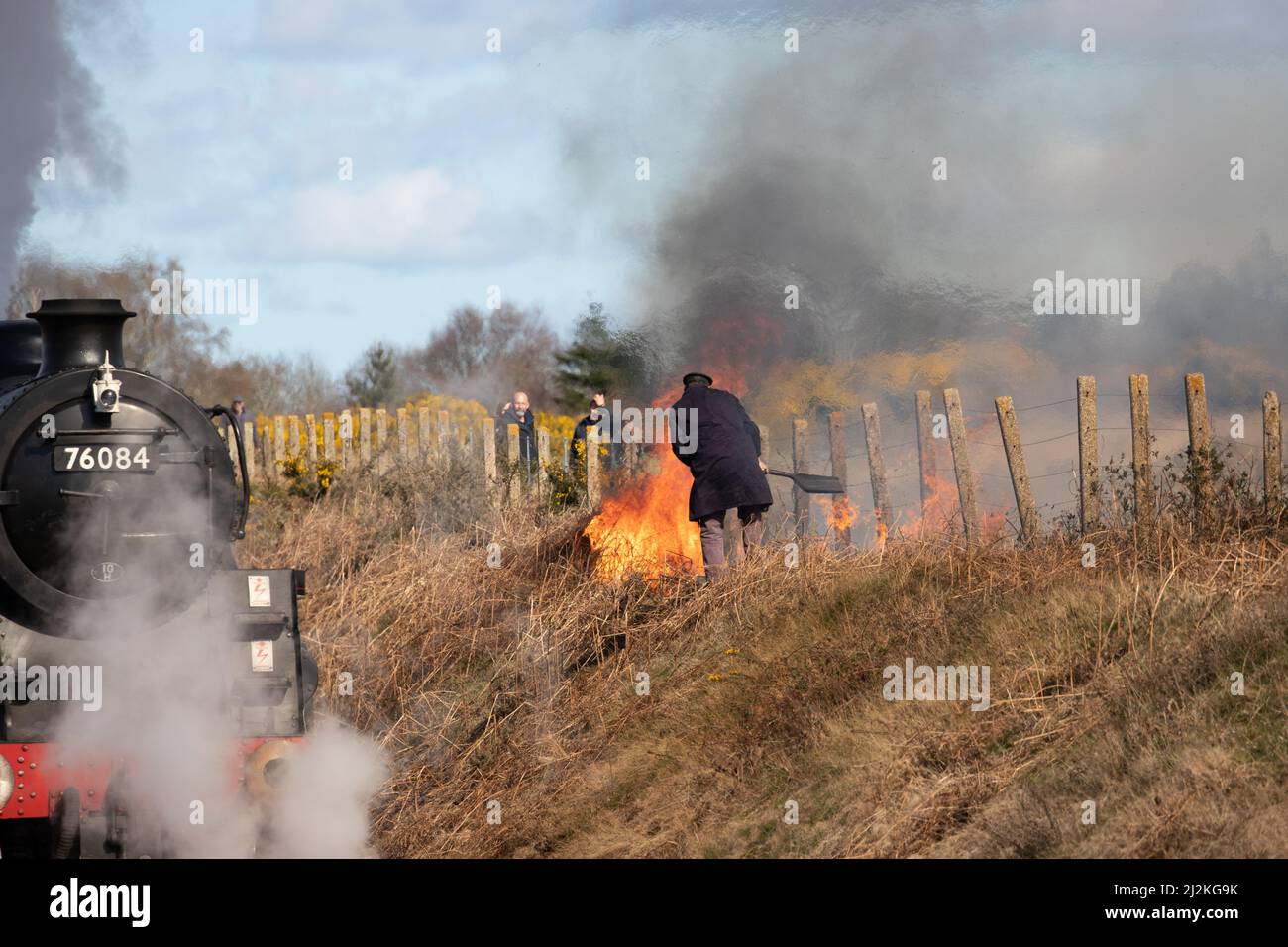 Weybourne, Regno Unito – Aprile 2nd 2022: Fuoco di terrapieno a Kelling Heath durante l'evento di gala di primavera sul North Norfolk Poppy Line Credit: Richard o'Donoghue/Alamy Live News Foto Stock
