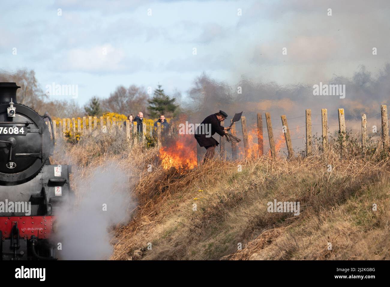 Weybourne, Regno Unito – Aprile 2nd 2022: Fuoco di terrapieno a Kelling Heath durante l'evento di gala di primavera sul North Norfolk Poppy Line Credit: Richard o'Donoghue/Alamy Live News Foto Stock