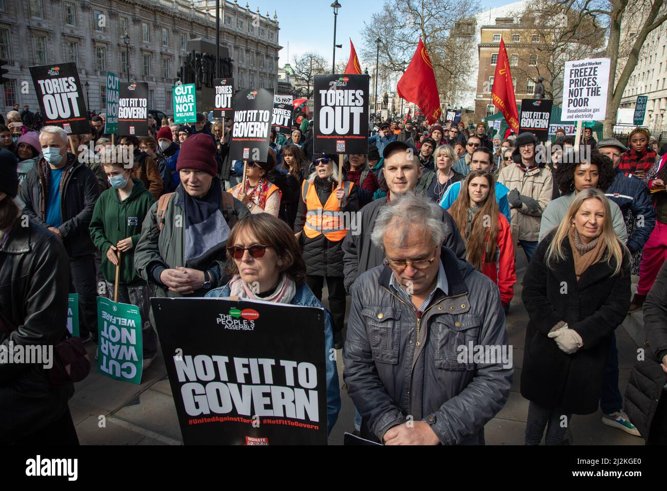 Londra, Regno Unito. 2 aprile 2022. La gente si è riunita fuori Downing Street per protestare contro l'aumento dei costi di vita nel paese. Credit: Kiki Streitberger/Alamy Live News Foto Stock