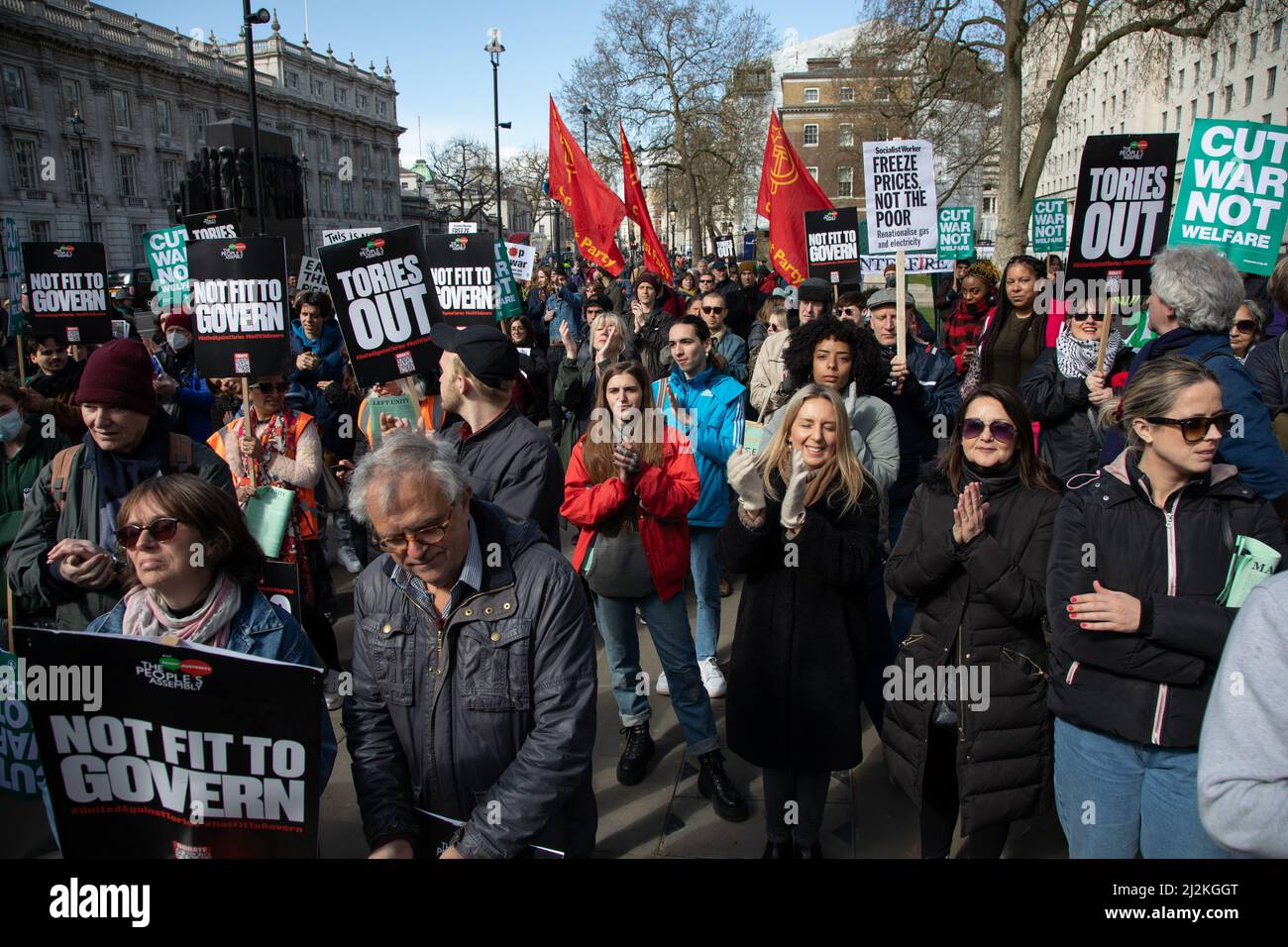 Londra, Regno Unito. 2 aprile 2022. La gente si è riunita fuori Downing Street per protestare contro l'aumento dei costi di vita nel paese. Credit: Kiki Streitberger/Alamy Live News Foto Stock