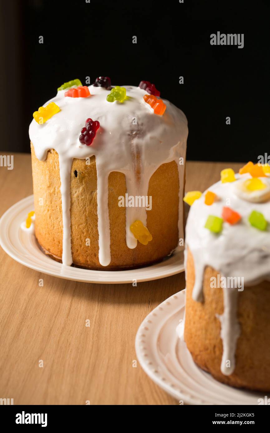 Dolci di Pasqua decorati con frutta candita e uova di gelatina, primo piano Foto Stock