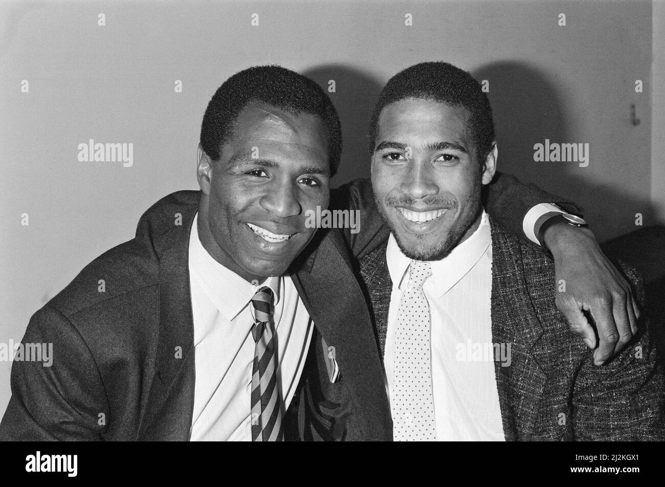 Luther Blissett, (a sinistra, in cravatta a strisce) e John Barnes (a destra, in cravatta) si pongono insieme nell'aprile 1987. Entrambi sono giocatori di calcio per Watford. John Barnes ha suonato per Watford, dal 1981 al 1987. Luther Blissett aveva tre incantesimi per Watford, dal 1975 al 1983, dal 1984 al 1988, e dal 1991 al 1993 Foto scattata il 6th aprile 1987 Foto Stock