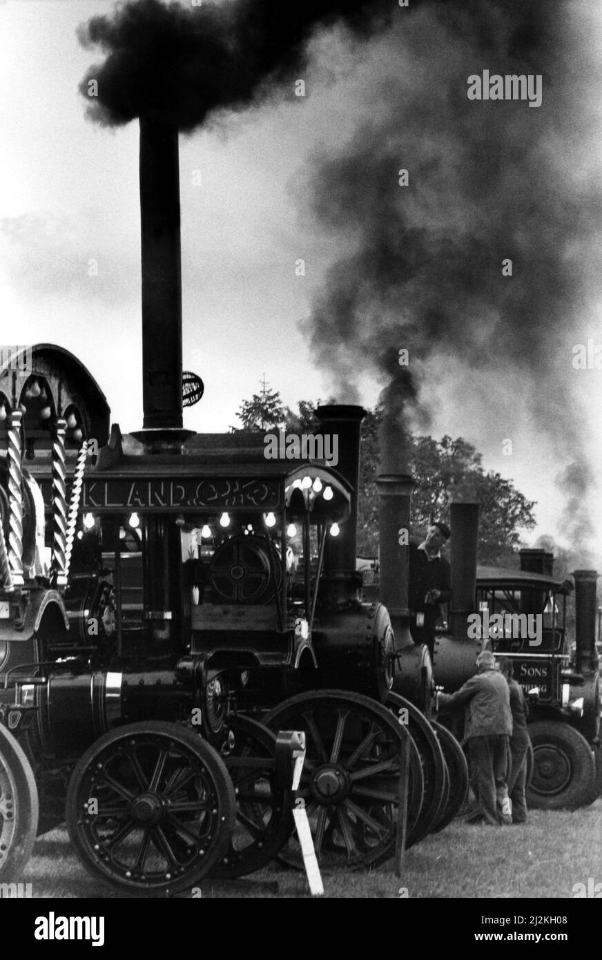 Suoni e odori di vapore mentre i partecipanti preparano i loro motori di trazione per la grande sfilata al South Tyne Steam Rally il 11th giugno 1988 Foto Stock