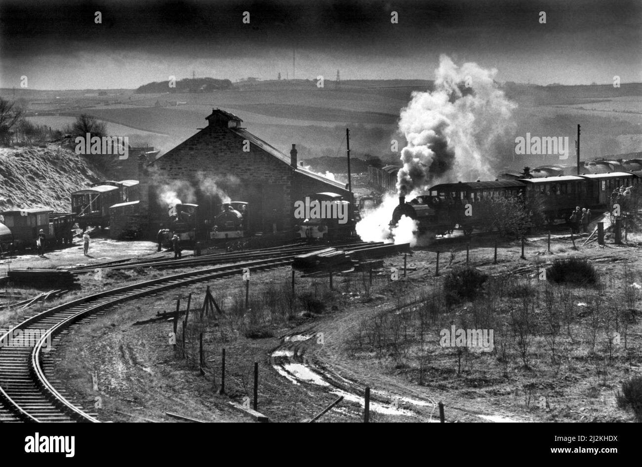 Treni a vapore che lasciano i capannoni a Tanfield Railway il 3rd aprile 1988 Foto Stock
