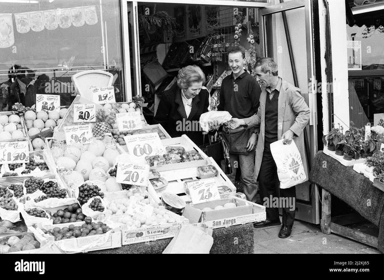 Il primo Ministro Margaret Thatcher ha condotto una campagna a Ealing. 30th maggio 1987. Foto Stock