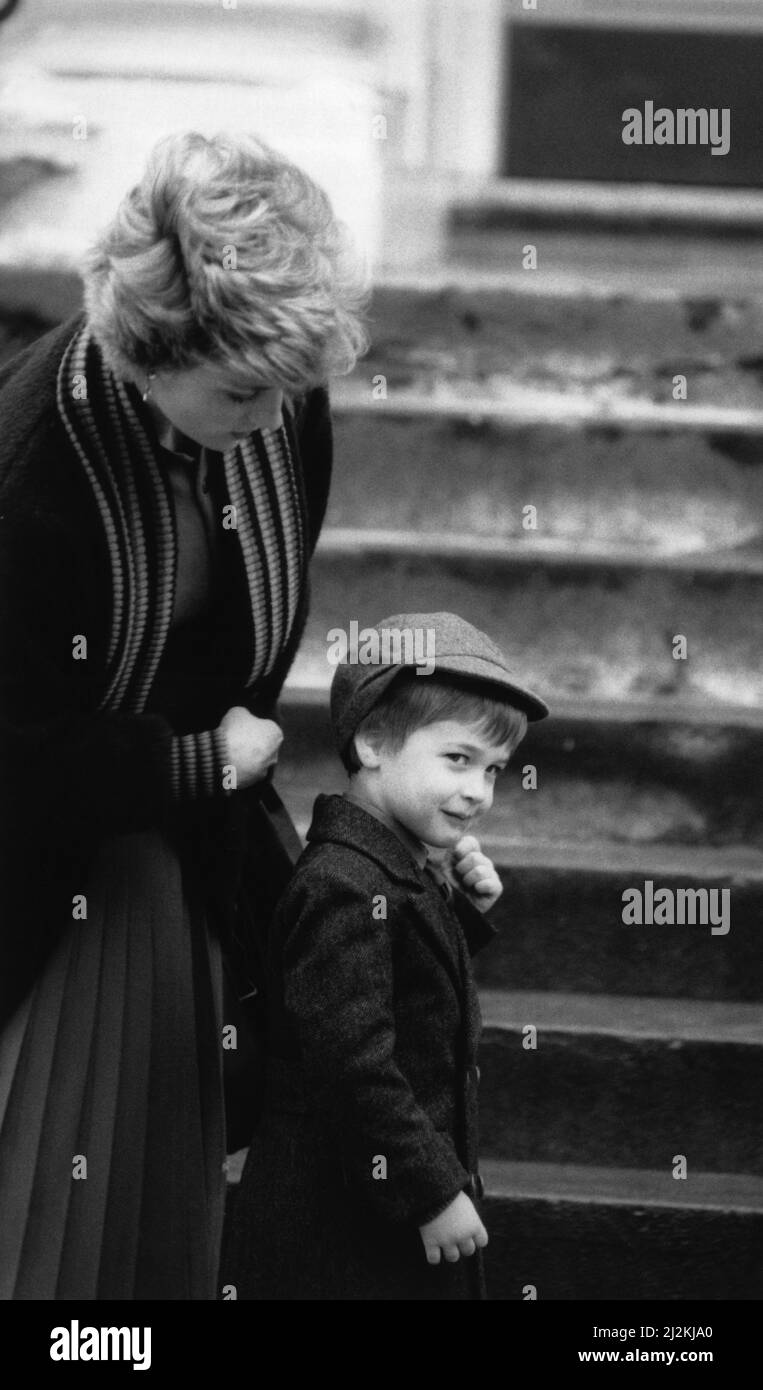 Il Principe William, di 4 anni, raffigurato con la madre, la Principessa Diana, il suo primo giorno alla scuola Wetherby Boys di Londra, 15th gennaio 1987. Arrivando al £785 una scuola pre-preparatoria di termine vicino a Kensington Palace, in una uniforme grigia. Foto Stock