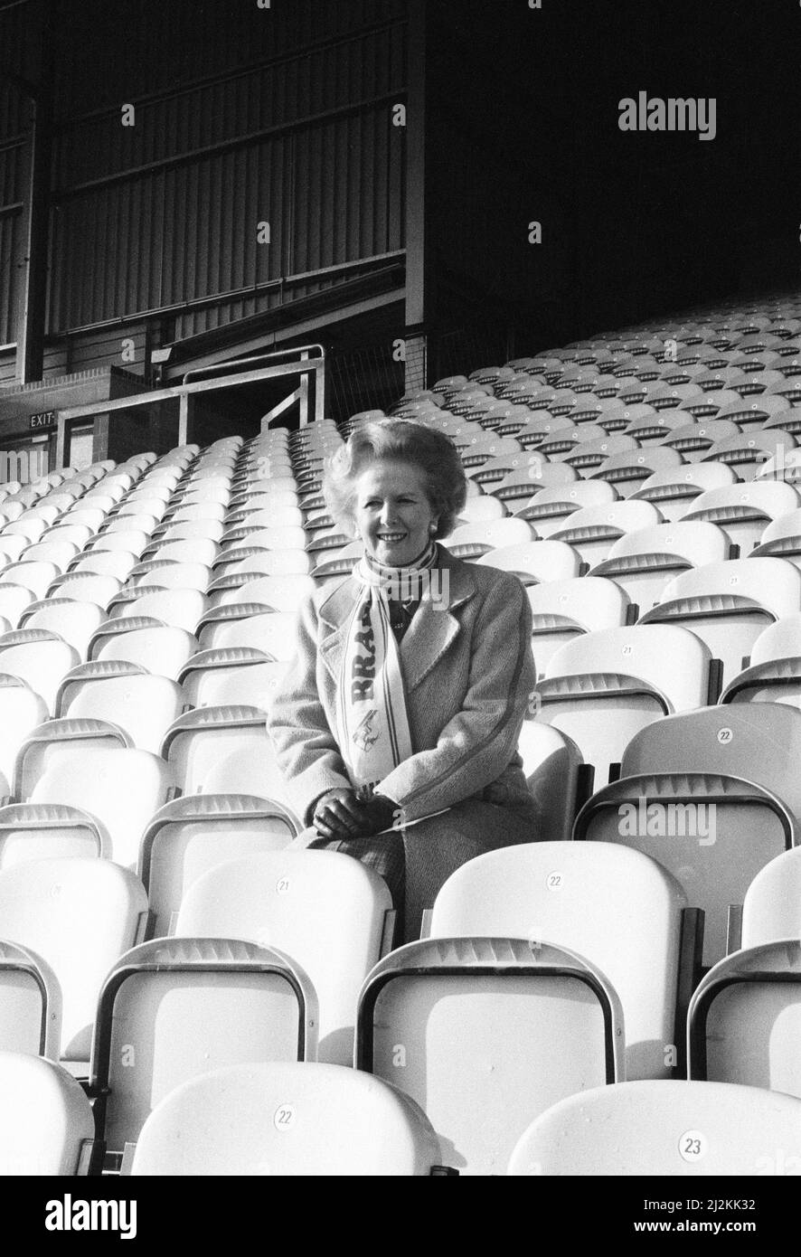 Margaret Thatcher PM, visita Valley Parade, sede del Bradford City Football Club, venerdì 20th febbraio 1987. Il primo Ministro ha ispezionato la riqualificazione del Valley Parade Ground, richiesta dopo un devastante incendio di sabato 11th maggio 1985, che ha ucciso 56 persone e ferito almeno 265 altre. La nostra foto mostra ... Margaret Thatcher PM siede nel nuovo stand vuoto, indossando la sciarpa Bradford City FC. Foto Stock