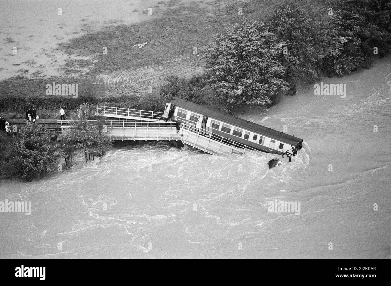 Il Glanrhyd Bridge, presso il fiume Towey, vicino a Llandeilo, Carmarthenshire, Galles, che crollò e fu spazzato via il 19 ottobre 1987 a causa di inondazioni. La manifestazione si è svolta all'inizio di lunedì 19 ottobre 1987. Il treno passeggeri 05:27 da Swansea a Shrewsbury sul cuore di Wales Line, costituito da una DMU di classe 108 a due auto cadde nel fiume Towy vicino Llandeilo a circa 7 del mattino. L'incidente è stato causato dal ponte Glanrhyd parzialmente lavato via dal fiume gonfio. Il treno si stava muovendo a soli 10 miglia all'ora, che era il limite di velocità normale per questo ponte. Muoiono quattro persone Foto Stock