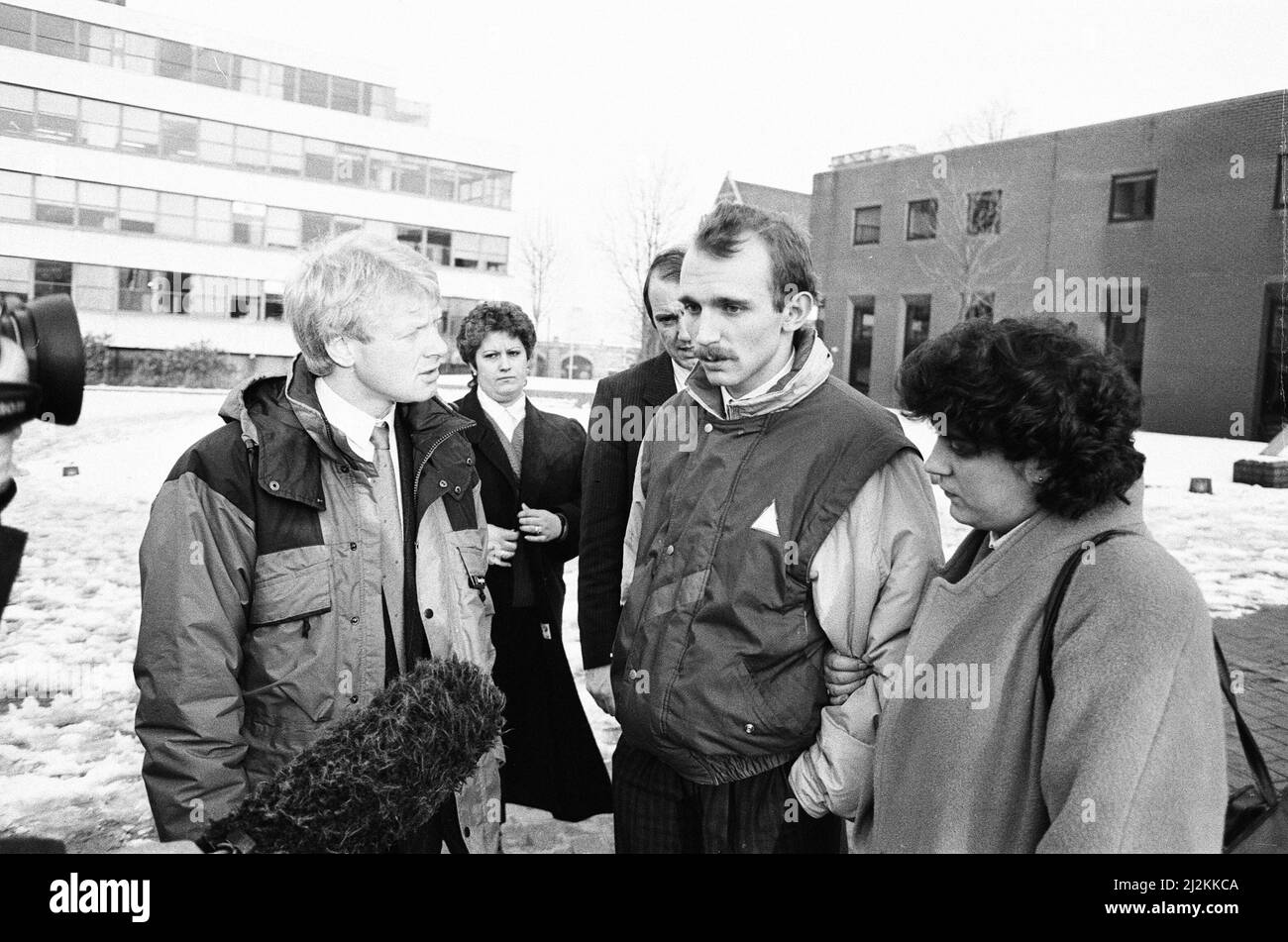 Scene fuori dalla corte della Corona di Leicester dopo che Colin Pitchfork è stato condannato alla prigione a vita dopo aver ammesso gli omicidi separati di Lynda Mann di 15 anni (1983) e Dawn Ashworth di 15 anni (1986), venerdì 22nd gennaio 1988. Fu la prima persona condannata per omicidio sulla base di prove di impronte digitali del DNA, e la prima ad essere catturata come risultato dello screening del DNA di massa. Le nostre immagini mostra ... scene fuori campo. Foto Stock