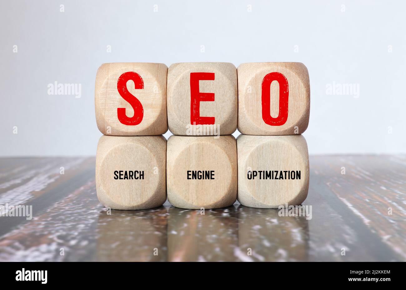 SEO Search Engine Optimization testo blocchi di cubo di legno sullo sfondo della tabella. Idea, visione, strategia, analisi, parola chiave e concetto di contenuto Foto Stock