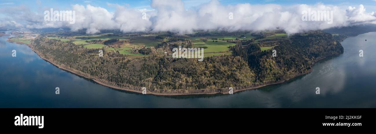 Le nuvole si affacciano sul fiume Columbia, che corre tra Oregon e Washington. La panoramica gola del fiume Columbia si estende per oltre 80 chilometri circa. Foto Stock