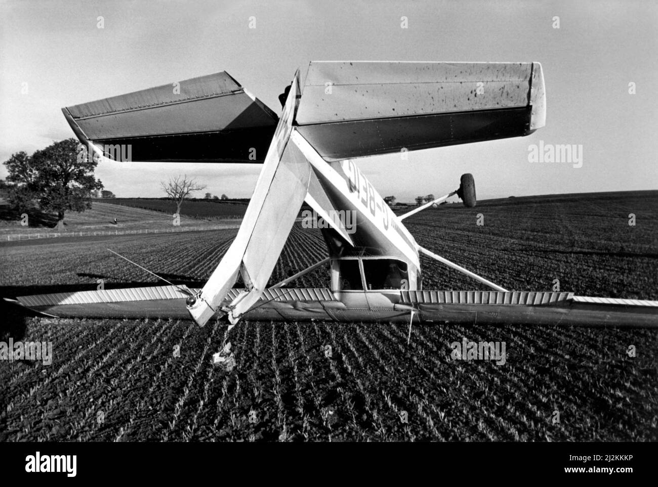 Un pilota fuggì infortunio quando il suo leggero incidente aereo sbarcò a pochi metri da una trafficata strada Northumberland. Il Cessna 150, volato da Paul Newman, da Surrey, finì in un campo. Newman era a nord di Newcastle da Luton a Edimburgo quando si rese conto di non avere abbastanza carburante per completare il viaggio. L'onorevole Newman aveva colpito venti forti durante il suo viaggio, il che ha causato l'uso dell'aereo molto più carburante che aveva previsto. Si girò indietro e stava cercando di farlo all'aeroporto di Newcastle per atterrare in modo sicuro, ma fu costretto a crash terra in campo a High Clifton Farm, Clifton, vicino a Morpeth, a soli 200 metri dal Foto Stock
