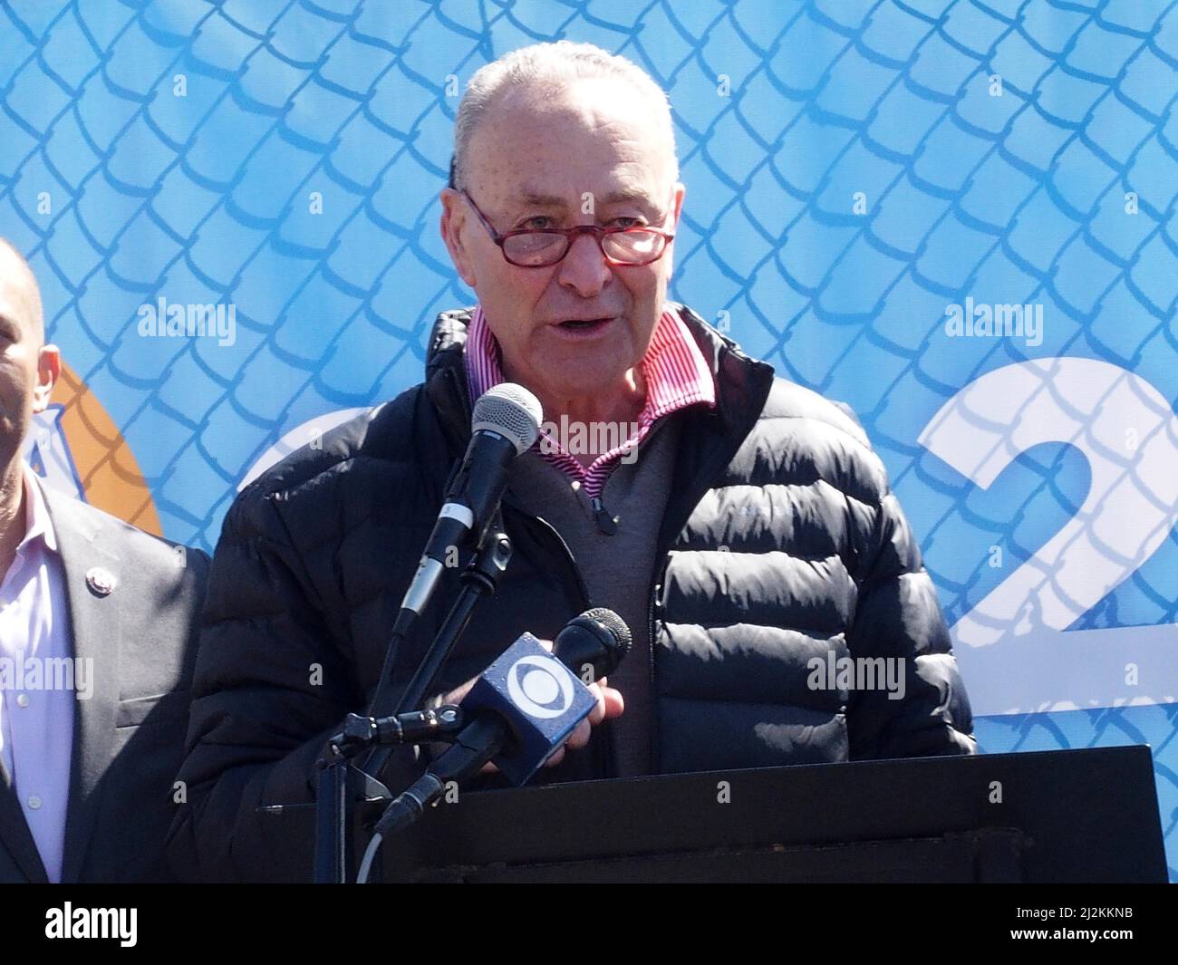 2 aprile 2022, New York, New York, USA: 2 aprile 2022 New York, Coney Island Opening Day.for Luna Park Amusement Rides Unofficial start to Summer, bambini e famiglie godono del bel tempo e godersi le giostre..Senate maggioranza leader Charles ''Chuck'' Schumer (Credit Image: © Bruce Cotler/ZUMA Press Wire) Foto Stock