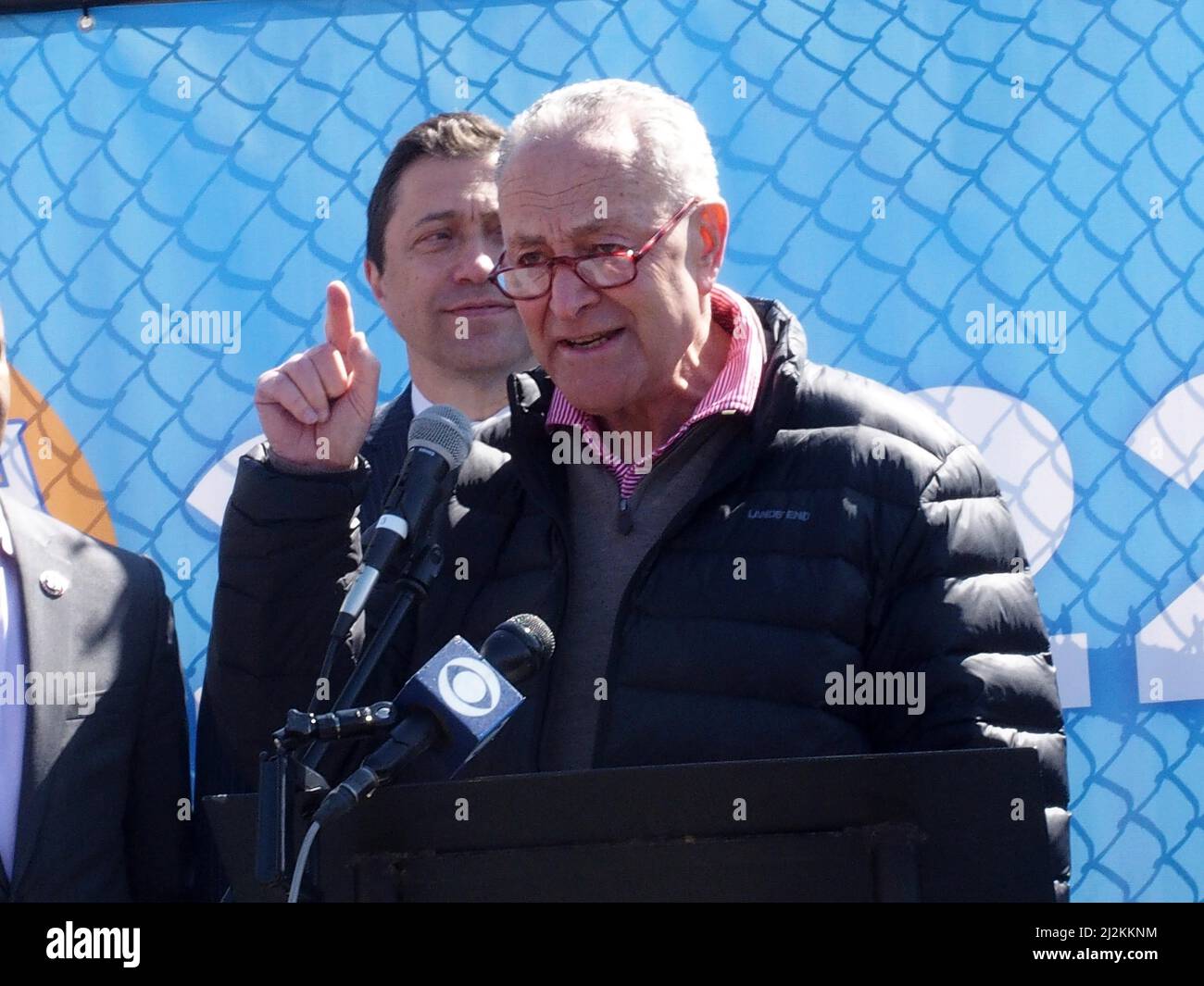 2 aprile 2022, New York, New York, USA: 2 aprile 2022 New York, Coney Island Opening Day.for Luna Park Amusement Rides Unofficial start to Summer, bambini e famiglie godono del bel tempo e godersi le giostre..Senate maggioranza leader Charles ''Chuck'' Schumer (Credit Image: © Bruce Cotler/ZUMA Press Wire) Foto Stock