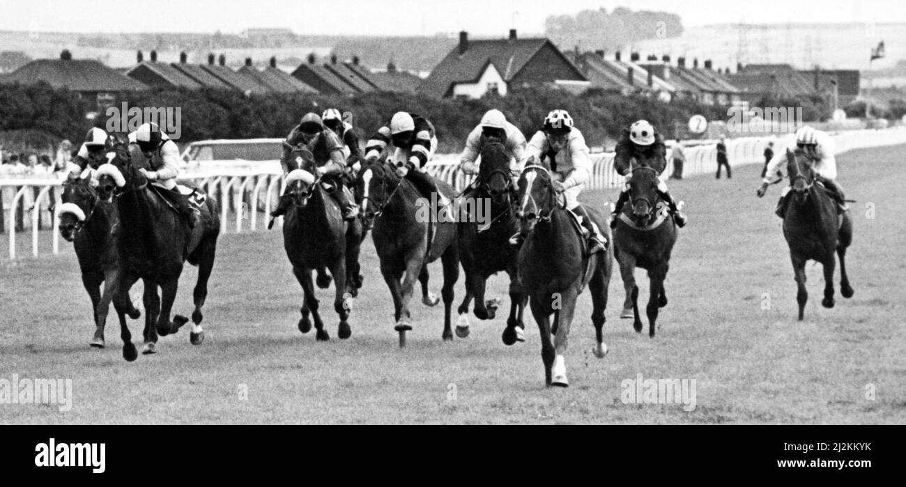 Redcar Racecourse è una struttura di corse di cavalli purosangue situata a Redcar, nel North Yorkshire. Lizzie Borden (Willie Ryan) a destra, ha fatto un raid riuscito da Newmarket per vincere la handicap di Gazette di sera a Redcar. Il trenne filly, di proprietà di Ray Richards e addestrato da Clive Brittain, ha cominciato a 14-1 e batte il buono N Sharp addestrato localmente (5-2) da due lunghezze e mezzo. 6th agosto 1988. Foto Stock