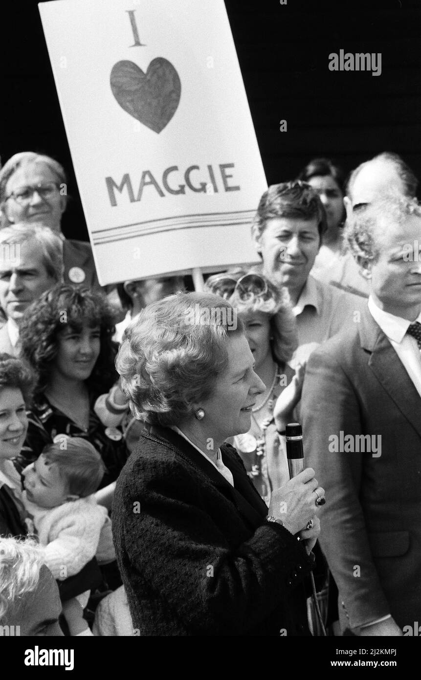Il primo Ministro Margaret Thatcher ha condotto una campagna a Ealing. 30th maggio 1987. Foto Stock