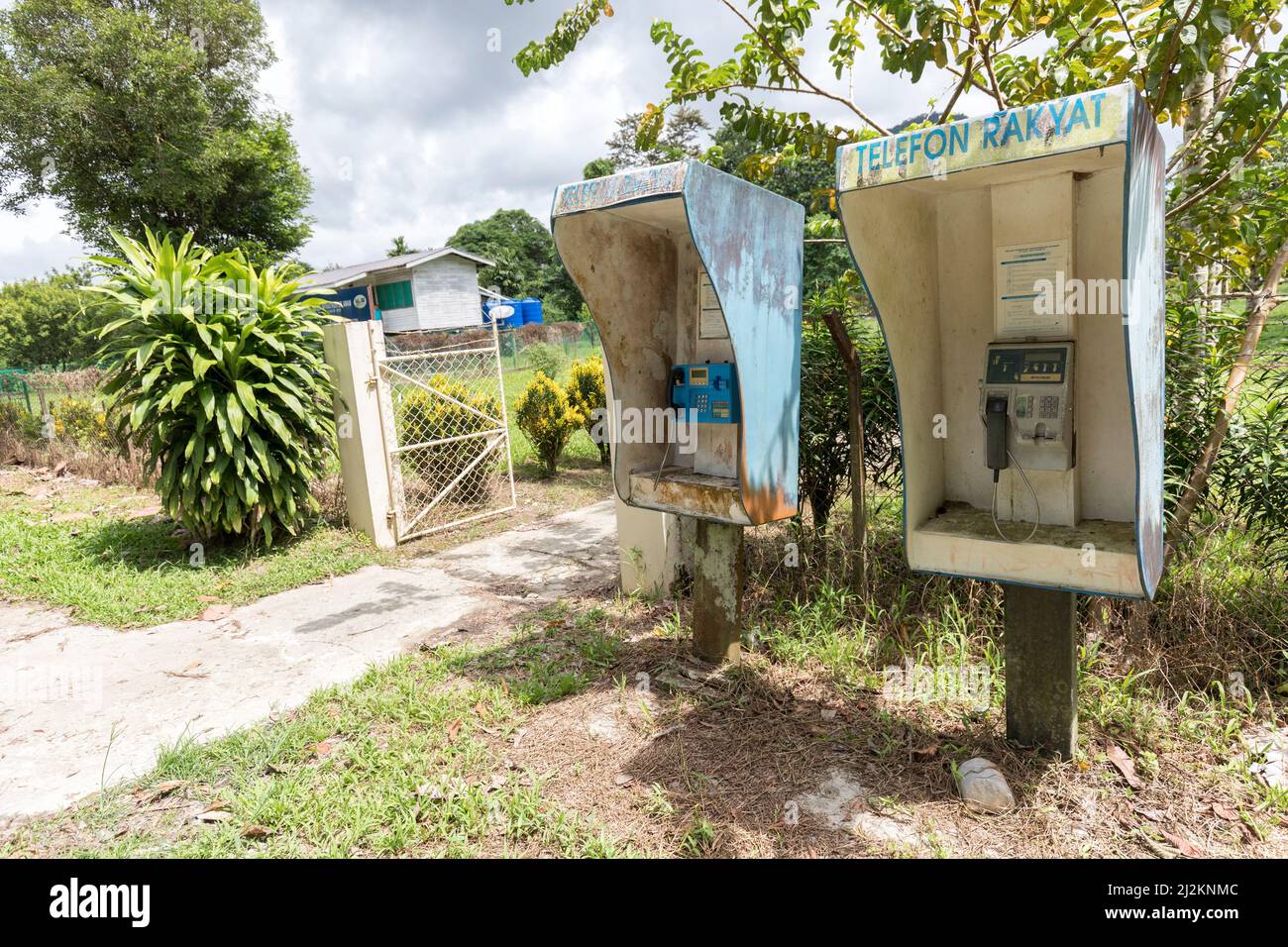 Telefoni pubblici in ambiente rurale esterno, Mulu, Malesia Foto Stock