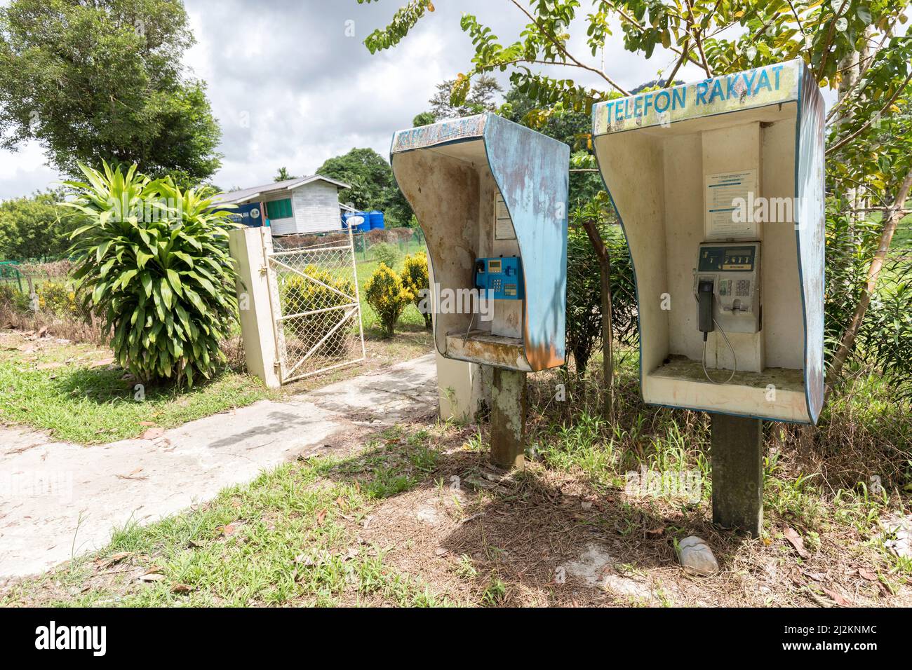 Telefoni pubblici in ambiente rurale esterno, Mulu, Malesia Foto Stock Telefoni pubblici in ambiente rurale esterno, Mulu, Malesia Foto Stock