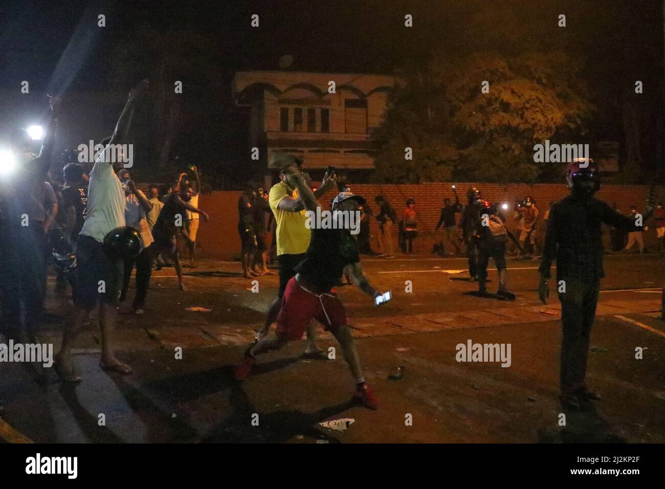 Diversi veicoli sono stati distrutti, proprietà danneggiate e molti sono stati feriti come un pubblico arrabbiato si è scontrato con militari e polizia come hanno cercato di raggiungere la residenza privata del presidente Gotabaya Rajapaksa a Mirihana, Nugegoda a Colombo, Sri Lanka il giovedì 31 marzo 2022. Migliaia di residenti nella zona avevano organizzato una protesta Giovedi pomeriggio contro l'acuta scarsità di oggetti essenziali, il rapido aumento del costo della vita e oltre 10 ore di interruzione di corrente giornaliera. La protesta si è scatenata in un violento scontro contro le forze dell'applicazione della legge, tanto quanto centinaia di persone si sono unite dalle zone vicine. (Foto di SA Foto Stock