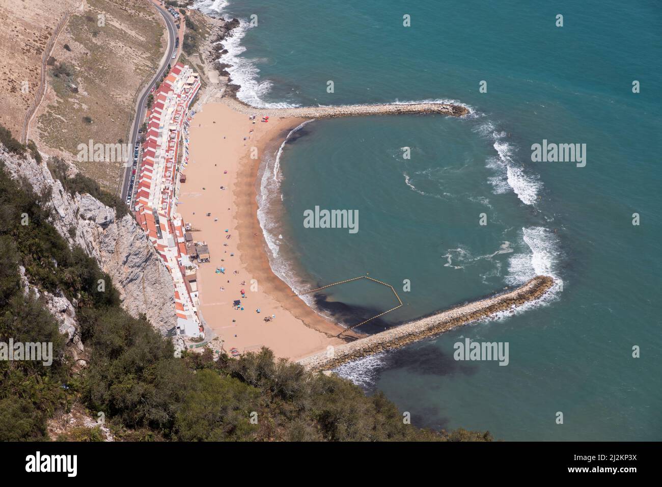 Area nuoto protetta e spiaggia sulla costa orientale di Gibilterra Foto Stock