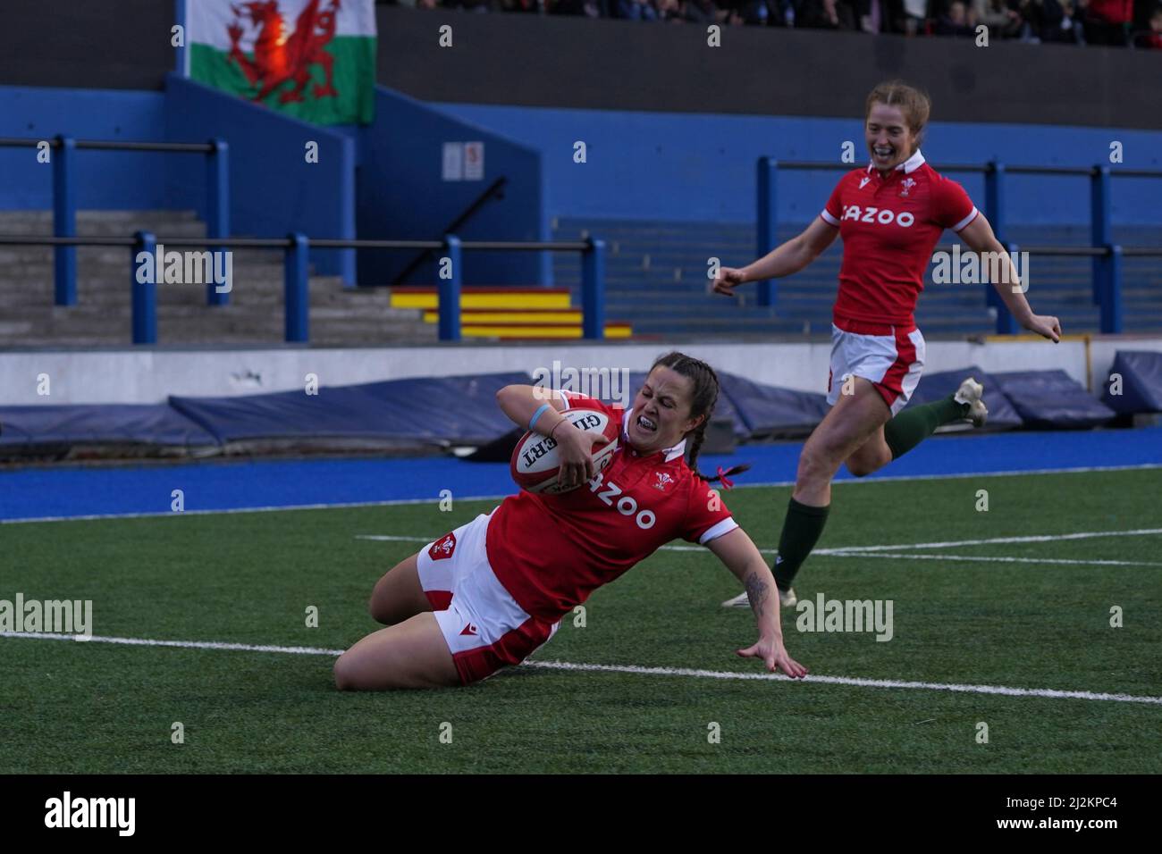 Cardiff, Galles. 2nd Apr 2022. Ffion Lewis score per il Galles, Credit Penallta Photographics/Alamy Live Foto Stock